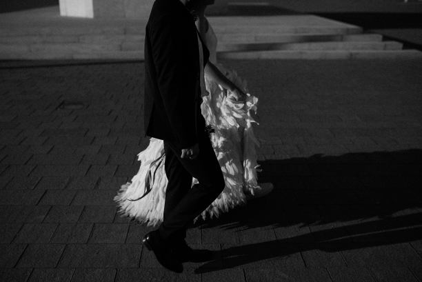 幸福的情侣。美丽的新娘和时尚的新郎。新婚夫妇的浪漫时刻。婚礼的照片。图片下载