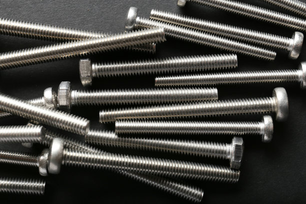 金属螺栓接近黑色背景图片下载