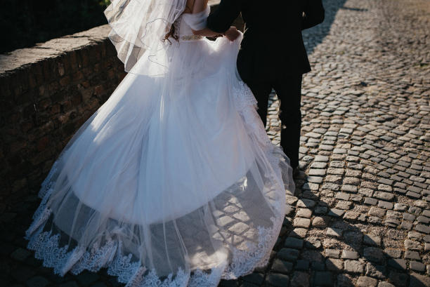 幸福的情侣。美丽的新娘和时尚的新郎。新婚夫妇的浪漫时刻。婚礼的照片。图片下载