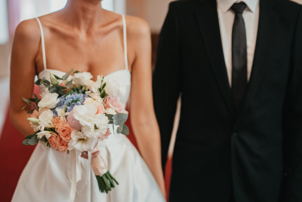 幸福的情侣。美丽的新娘和时尚的新郎。新婚夫妇的浪漫时刻。婚礼的照片。图片下载