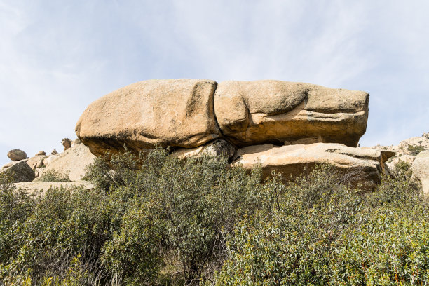 位于马德里瓜达拉马山的La Pedriza自然公园，由花岗岩组成图片下载