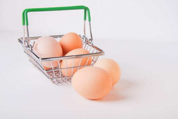 购物车里的鸡蛋。商店里有鸡蛋。货架上的新鲜食品。图片下载