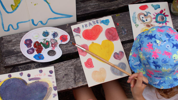 儿童绘画工作坊。艺术促进运动技能的发展。图片下载