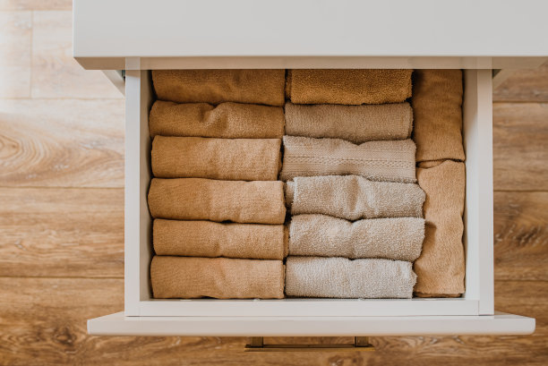 用折叠的毛巾关闭打开的抽屉。图片下载