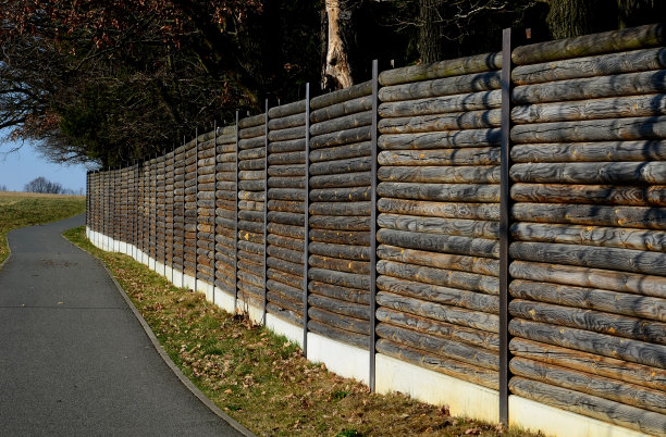 通往场地的转门，防止其他动物进入。参观者通过一个带栅栏的不锈钢大门进入。栅栏,噪音保护。栅栏的杆被锁在钢梁上图片下载