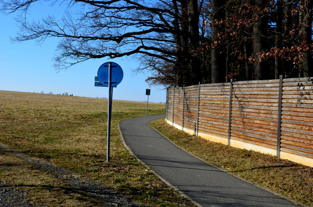 通往场地的转门，防止其他动物进入。参观者通过一个带栅栏的不锈钢大门进入。栅栏,噪音保护。栅栏的杆被锁在钢梁上图片下载