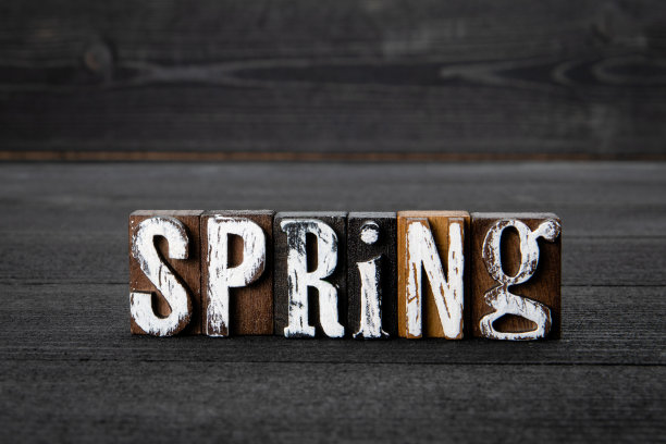 春天。文字从字母块在黑暗的木制背景图片下载