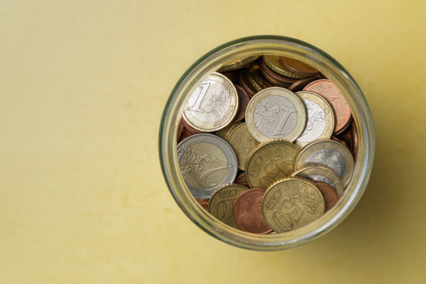 装硬币的玻璃罐。存钱的概念图片下载