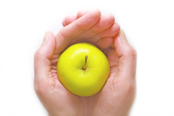 女性手中青苹果的俯视图。图片下载