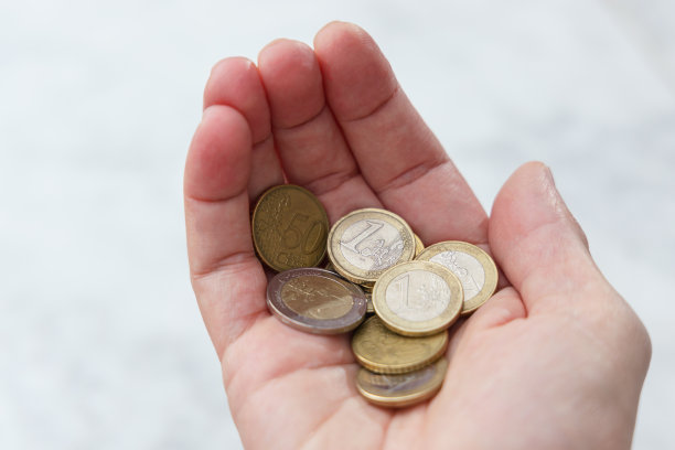 手里一堆硬币。存钱的概念图片下载