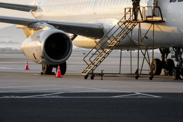 这架飞机在日出时停在机场候机楼前图片下载