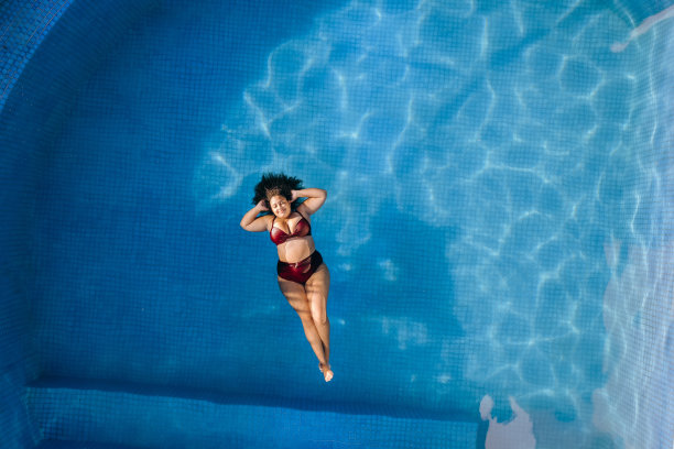 游泳池里漂浮着一个女人图片下载