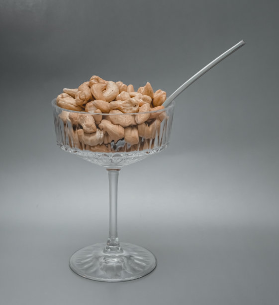 装满腰果的漂亮玻璃杯图片下载