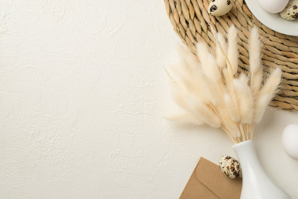 复活节装饰的俯视图照片白色陶瓷花瓶与拉古拉斯花花束盘子周围服务垫复活节蛋和牛皮纸信封在孤立的白色背景与copyspace图片下载