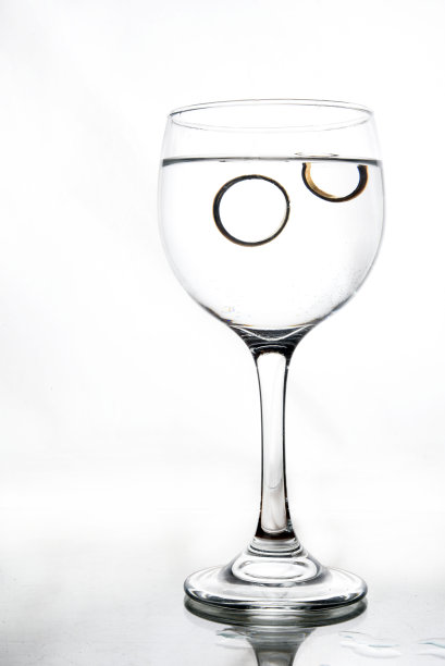 玻璃杯，里面装着白葡萄酒，水在白色的背景上隔离图片下载