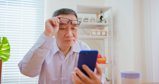 上了年纪的人有远见图片下载