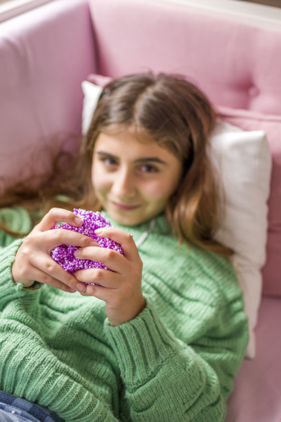 漂亮女孩玩黏液图片下载