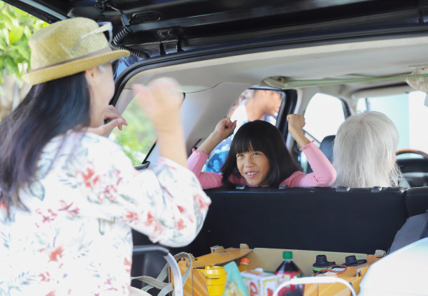 把行李装进后备箱，拍一张度假照片图片下载