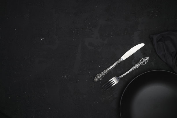 空的黑色石板板在黑色的石头桌子上。菜单，食谱的食物背景。表设置。Flatlay顶视图。餐厅菜肴的模型图片下载