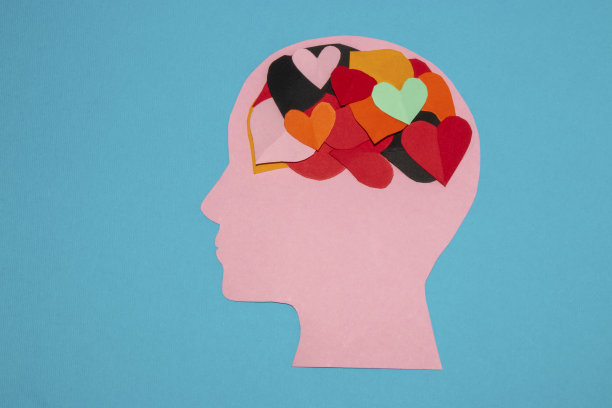 许多五颜六色的心形在一个大脑形状的粉红色纸头，一个恋爱中的男人，创意设计，爱的壁纸图片下载