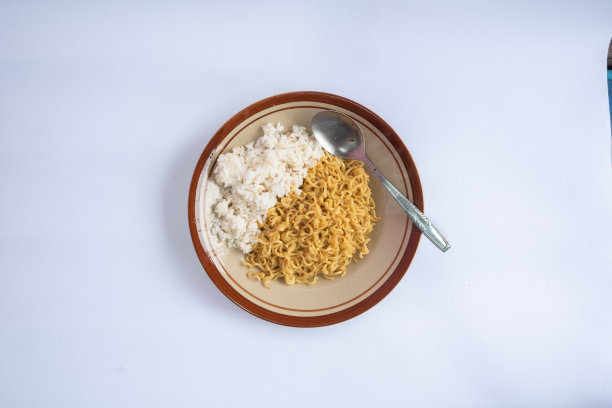 炒面和米饭，这些高热量和碳水化合物的食物会增加肥胖图片下载