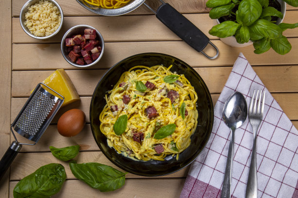 肉类，奶油意大利面和帕尔马干酪。意大利面食图片下载