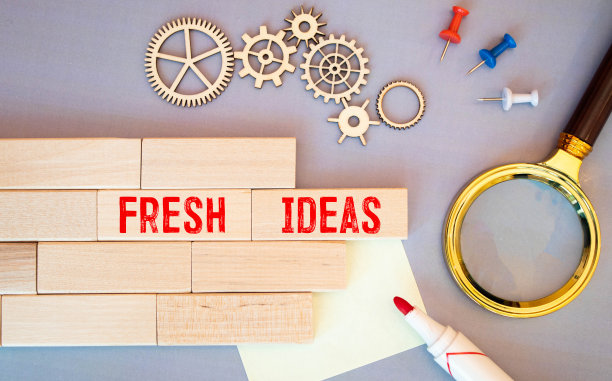 新鲜的想法。微型画架与文字和彩色糖果在木制背景。图片下载