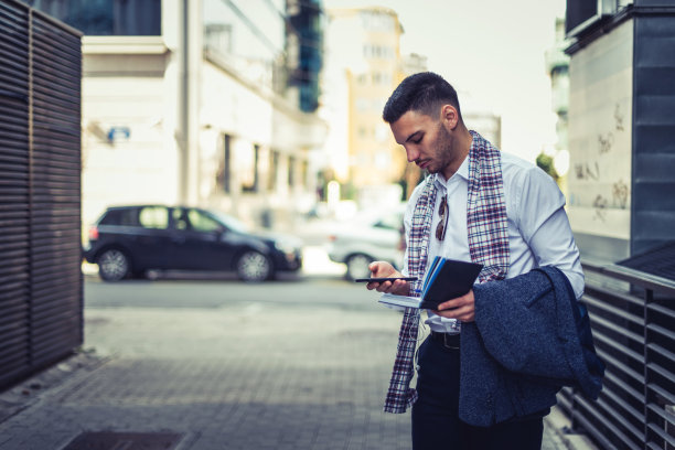 自信的商人看着他的笔记本图片下载