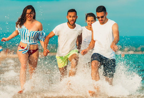 夏天的时候，一群朋友在海边奔跑图片下载