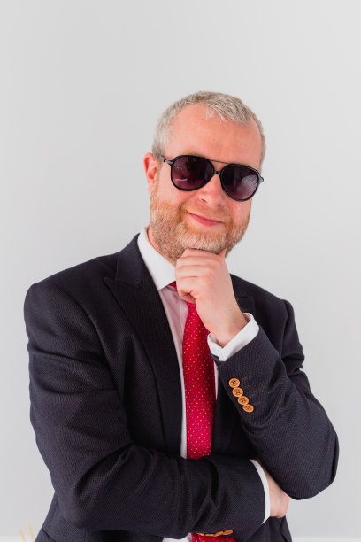 穿着西装，戴着墨镜的酷商人图片下载