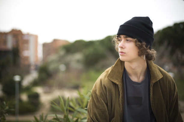 欧洲青少年肖像与羊毛帽看侧与复制空间图片下载