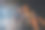 年轻的夫妇在篝火上烤香肠，在黄昏的森林小山上喝啤酒图片下载