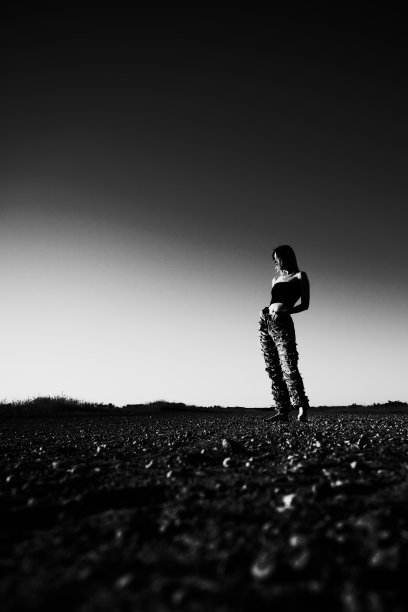 流浪汉女孩站图片下载