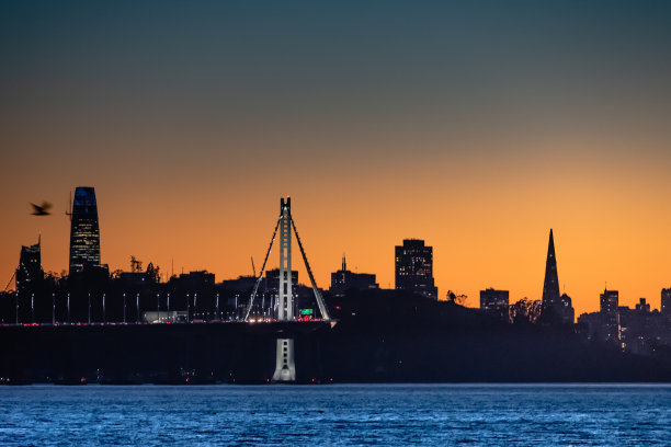 旧金山湾的夜景和城市天际线图片下载