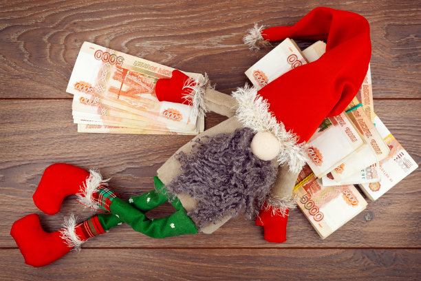 斯堪的那维亚侏儒躺在一叠俄罗斯五千元钞票上图片下载