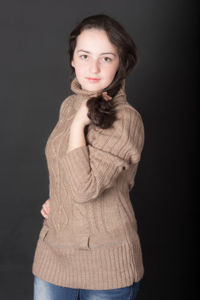 黑色背景上的女孩图片下载