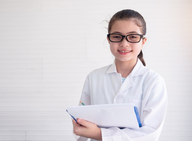 微笑，年轻的科学家亚洲女孩看着相机。科学的实验、分析、研发理念。图片下载