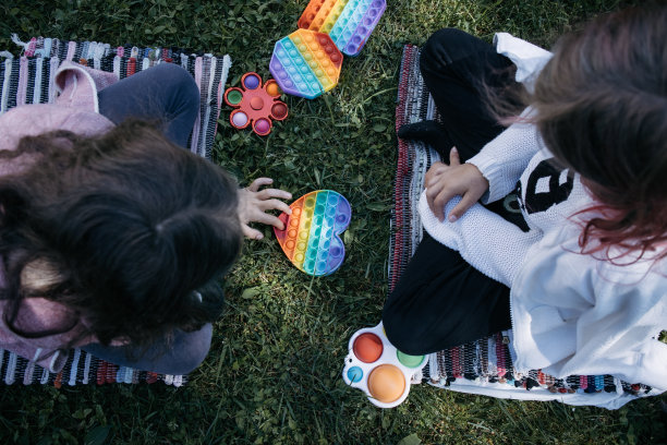 孩子们拉着手玩玩具图片下载