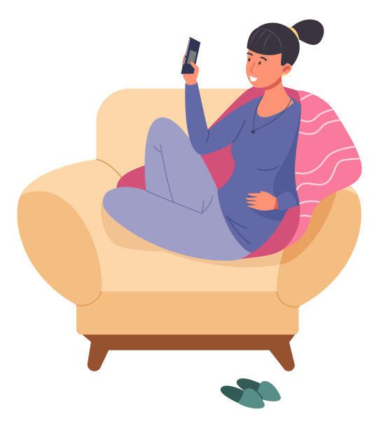 年轻女子坐在柔软的椅子上拿着智能手机。家庭休闲时间图片下载