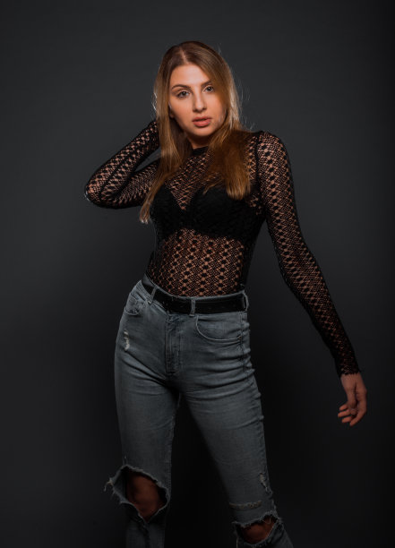 时尚的年轻女孩图片下载