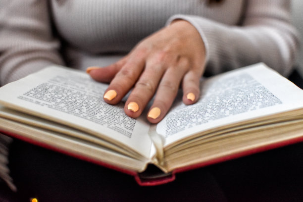 女人在室内看书图片下载