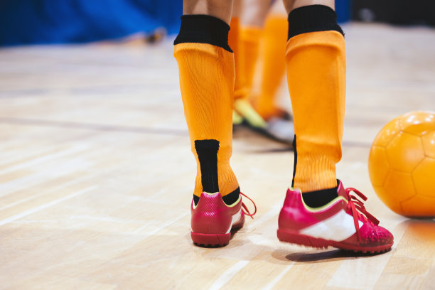 室内五人制足球运动员进行五人制比赛。室内足球运动场馆。五人制足球运动员踢比赛。五人制训练盘带训练。运动背景。室内足球联赛图片下载