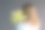 女性手中捧着郁金香花束，从背后眺望。图片下载