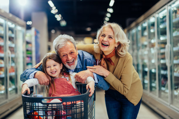 快乐的祖父母和孙女在超市图片下载