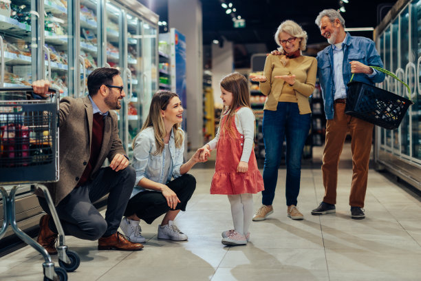 五口之家在杂货店购物图片下载