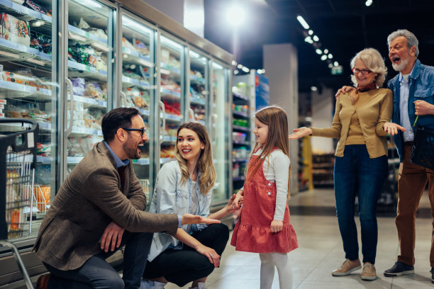 女孩在超市帮助家人图片下载
