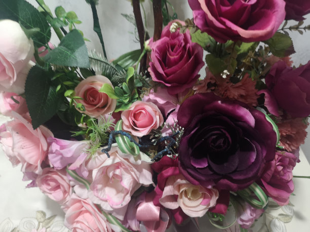 深粉红色紫罗兰玫瑰花束在花瓶人造花花束干静态花软白色调色在复古风格，概念写文字设计在前面的背景横幅，卡片，壁纸，网页情人节婚礼图片下载