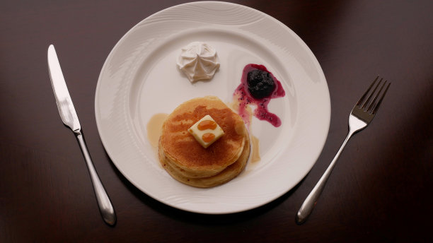 美味的煎饼配冷饮图片下载