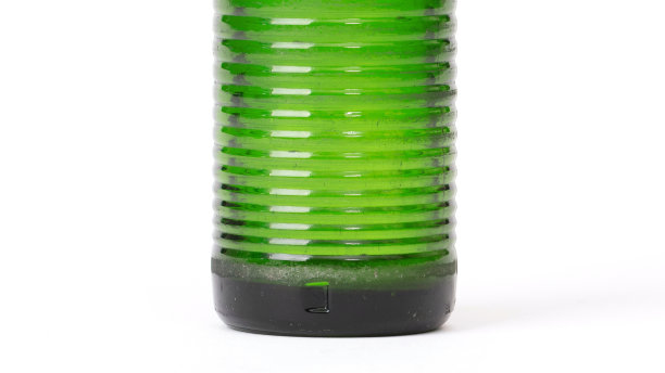 一个很旧的绿色苏打水瓶的一部分图片下载