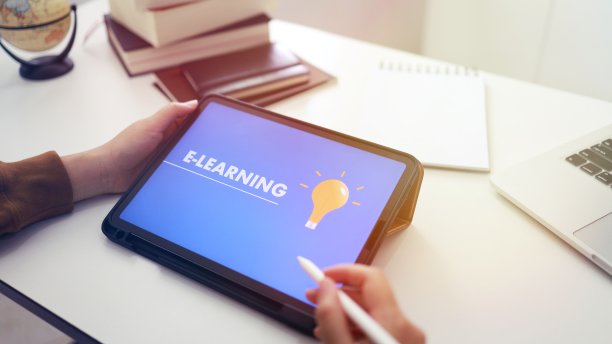 电子学习概念与网站上的平板电脑。教育互联网技术在线研讨会图片下载